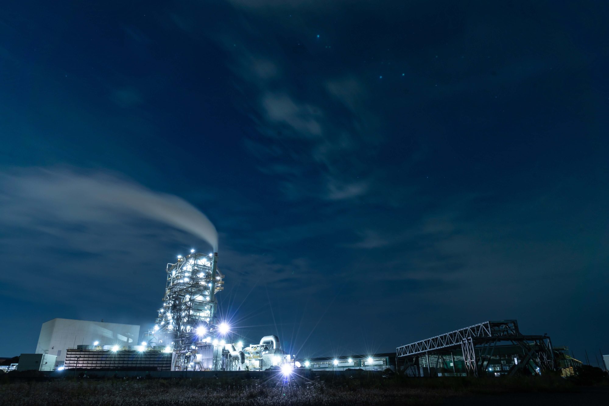 Maakindustrie - draaiende industrie in de nacht